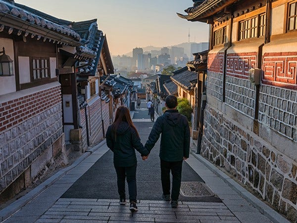 건물, 야외, 의류, 하늘이(가) 표시된 사진