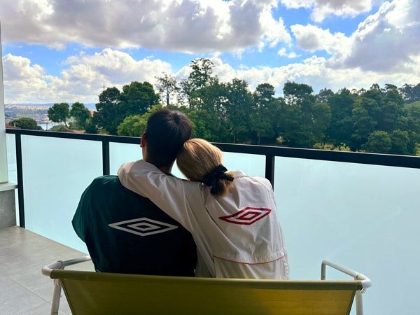 구름, 하늘, 의류, 사람이(가) 표시된 사진