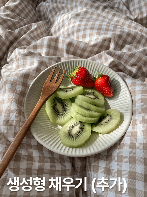 포토샵 생성형 채우기를 활용해 키위 접시에 딸기를 추가한 이미지