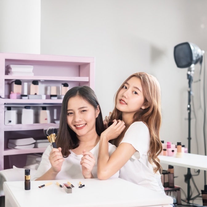 포토샵 생성형 채우기를 활용하여 사진의 콘셉트에 부합하는 배경을 만들거나 단색 사진 배경지를 이용한 스튜디오 사진