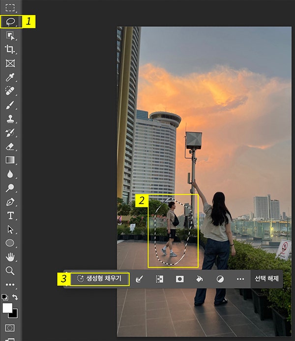 생성형 채우기 기능을 활용한 사람 지우개