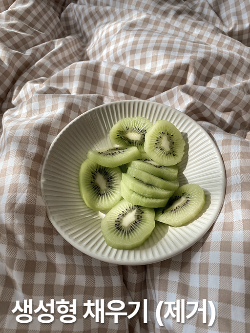 포토샵 생성형 채우기를 활용해 포크를 제거한 키위 접시 이미지
