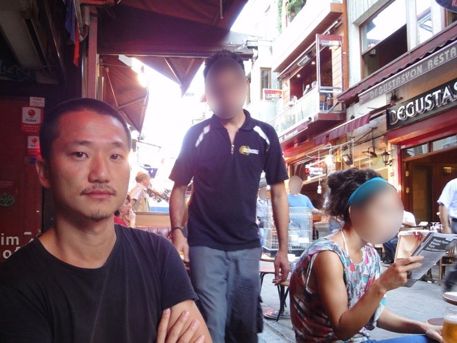 옆 테이블에 있는 사람의 얼굴을 다른 얼굴로 변경해 봅시다.