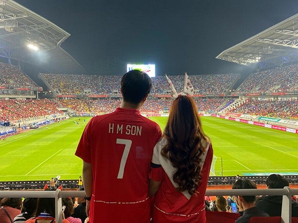 경기장, 사람, 건물, 축구이(가) 표시된 사진