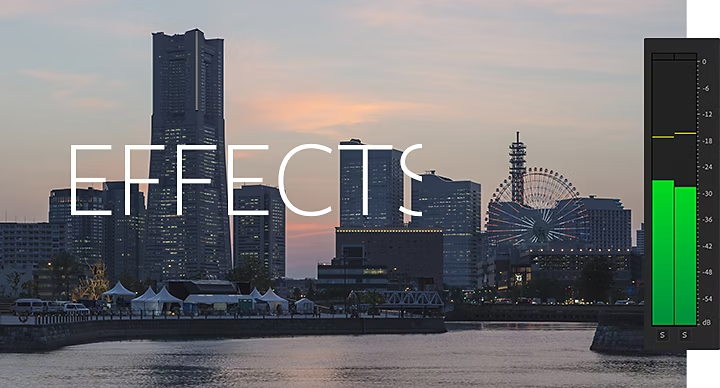 해안선을 따라 펼쳐진 도시 경관 사진, 그 위에 배치된 오디오 레벨 툴 패널