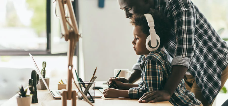 Adobe Animate로 만화 애니메이션을 만들고 있는 아빠와 아들