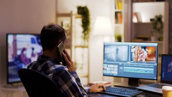 맥북 동영상 편집하는 남성