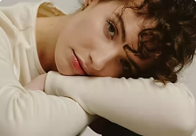 صورة لشخص تم التقاطها باستخدام الإضاءة الموزعة.