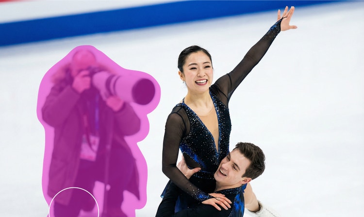 Un patinador artístico levantando a una patinadora artística; se resalta a alguien del equipo de fotografía que está demasiado cerca para eliminarlo de la imagen