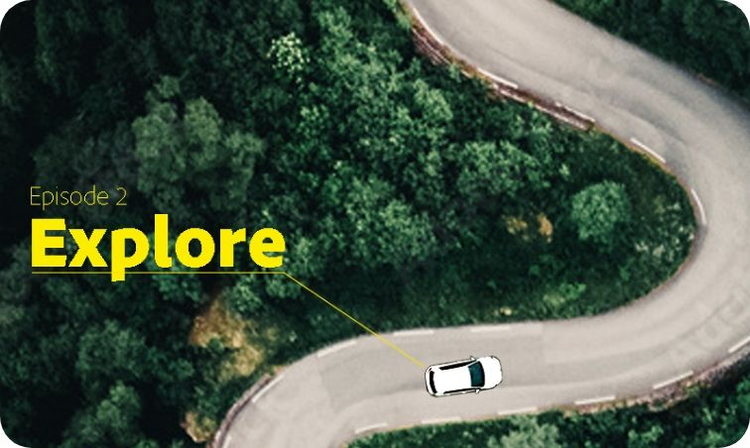 Įterpiamas vaizdas... Automobilio, važiuojančio vingiuotu keliu, vaizdas