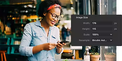 Vaizde – žmogus, stovintis ir žiūrintis į savo telefoną, ir „Adobe Photoshop“ įrankio „Vaizdo dydžio keitimas“ sritis
