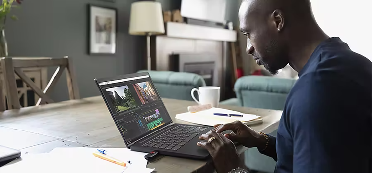Personne convertissant des formats vidéo dans Adobe {{premiere}}