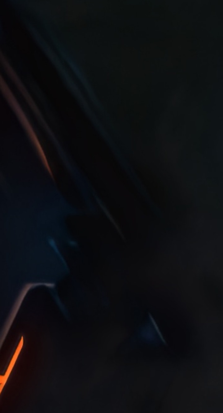 Mains tenant une manette de jeu vidéo, avec des formes d’onde audio en incrustation suggérant l’utilisation d’un générateur d’effets sonores pour créer des bruits de bouton