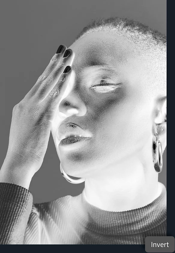 Image d’une femme cachant l’un de ses yeux avec sa main, inversée à l’aide d’Adobe Photoshop