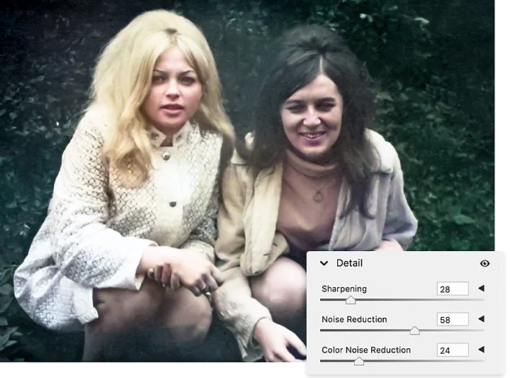 Fotoattēls, kurā divi cilvēki notupušies viens otram blakus, un virs attēla uzlikts Adobe Photoshop trokšņa samazināšanas slīdņa rīks