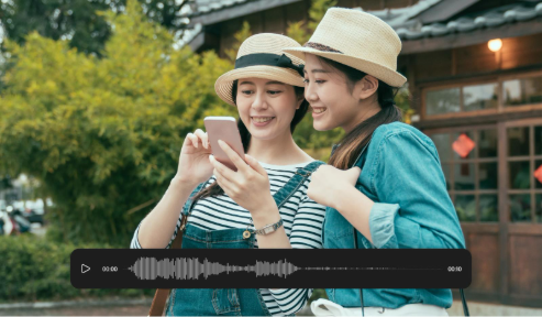 مسافران يستخدمان مترجم الصوت على هاتف ذكي لترجمة الصوت أثناء استكشاف وجهة جديدة.