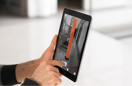 شخص يستخدم الواقع المعزز لتصميم الديكور الداخلي افتراضيًا