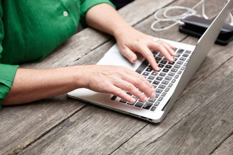 Manos de mujer usando una Mac