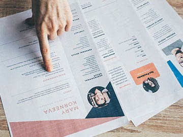 Mano de persona que aprendió como hacer un PDF que se pueda rellenar en currículum