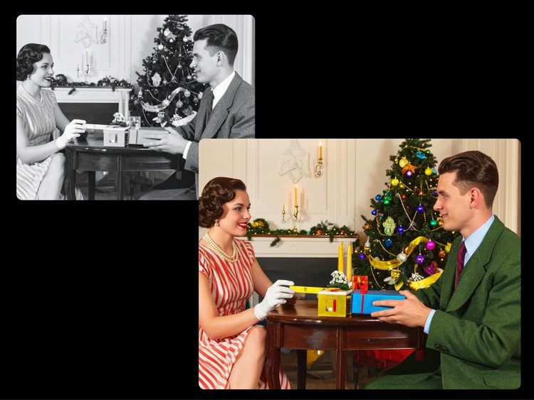 Ejemplo de antes y después de una foto restaurada en color con Adobe Firefly: a la izquierda, una fotografía en blanco y negro de una pareja intercambiando regalos junto a un árbol de Navidad; a la derecha, la misma imagen recuperada en color