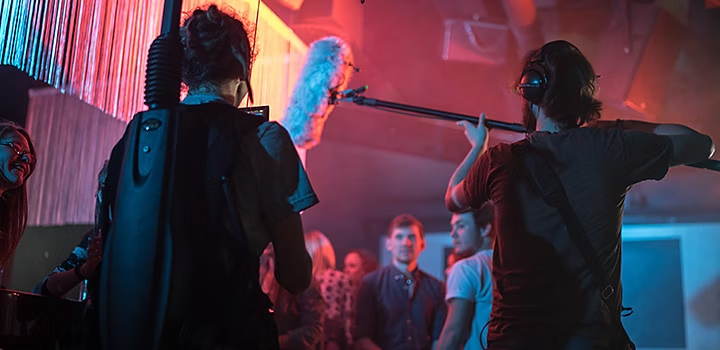Ahli kru filem merakam audio ketika rakaman video muzik