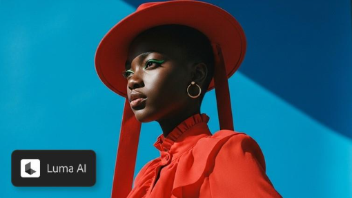 Potret seseorang yang memakai pakaian dan topi berwarna merah, dengan solekan mata berwarna hijau, pada latar belakang berwarna biru terang, dilabelkan sebagai 'Luma AI Ray3'.
