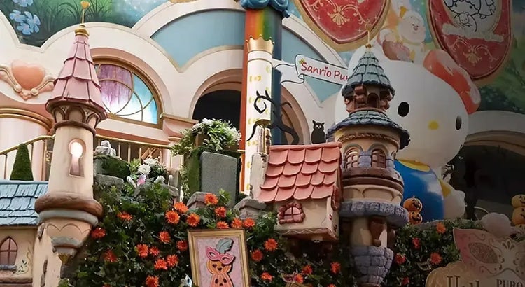 Foto Sanrio Puroland yang merangkumi imej istana dan Hello Kitty