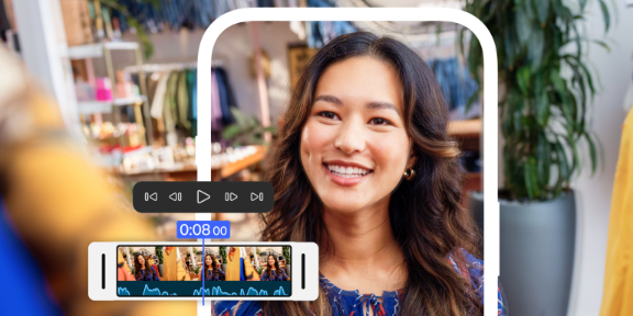 Dua wanita mencipta video diri mereka mencuba pakaian di butik pakaian bergaya dengan tindihan garis masa Premiere pada iPhone.
