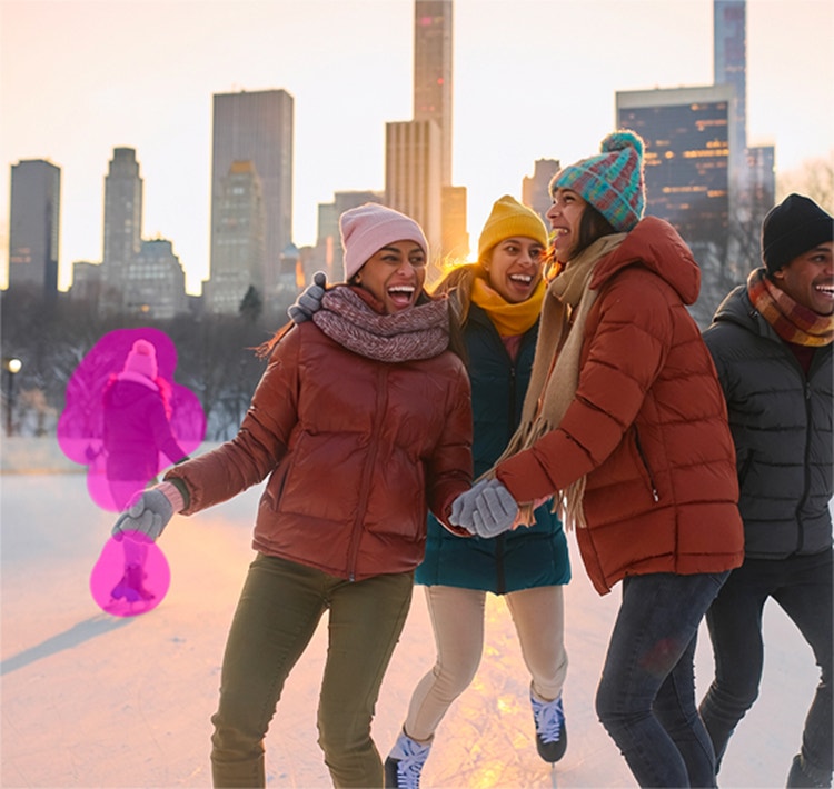 In een foto van buiten schaatsende mensen worden met het penseel in Firefly mensen op de achtergrond gemarkeerd voor verwijdering.
