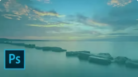 Een afbeelding van een watermassa met een blauw filter en het Adobe Photoshop-logo in de linkeronderhoek.