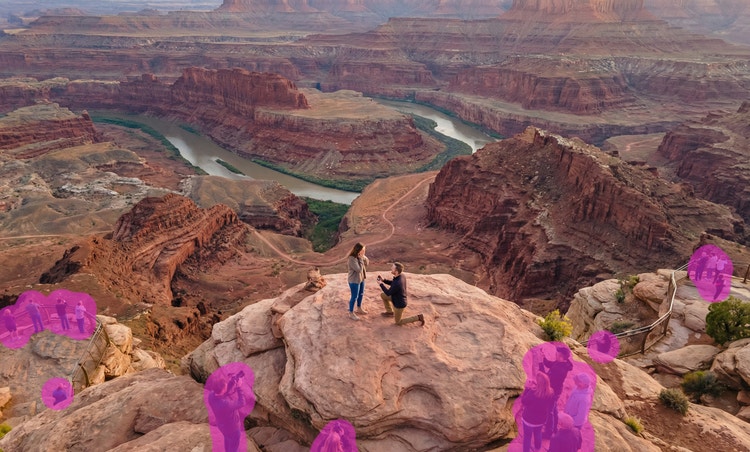 Flere figurer er markert for fjerning i et vidvinkelbilde av Grand Canyon.