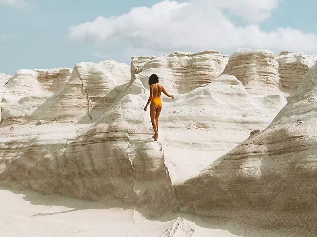 Isang beach-goer sa isang sand dune