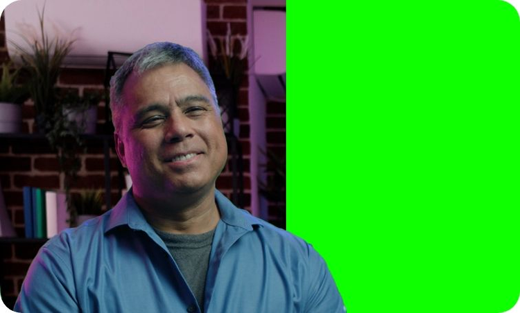 Inilalagay ang image... Isang lalaking nasa harap ng isang green screen na pinapalitan ng background image