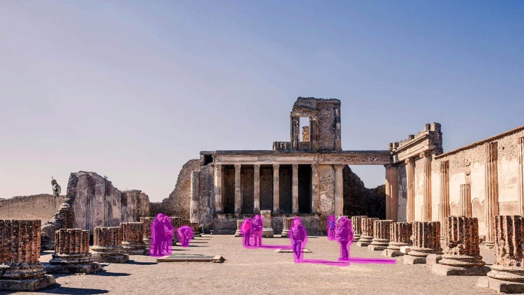 Isang roman ruin na naka-highlight ang mga turista para alisin sa foreground., Picture