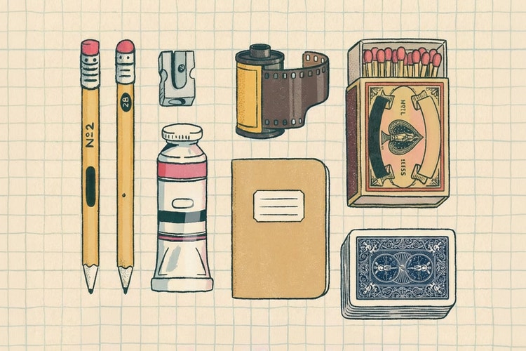 Isang pencil-style na colored drawing ng ilang bagay na maayos na nakalatag sa grid pattern sa dilaw na graph paper: Dalawang lapis, pencil sharpener, tube ng paint, film, notebook, box ng matches, at deck ng playing cards.