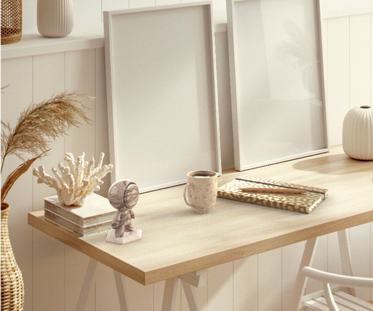 kahoy na mesa na may kalat