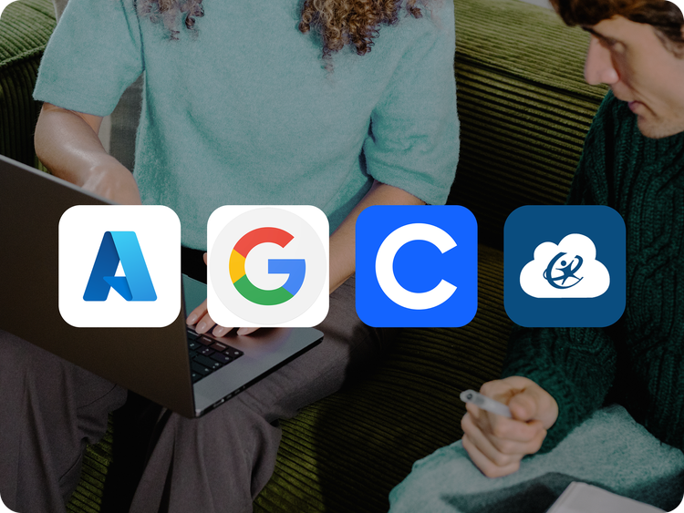 Osoby używające laptopa z ikonami aplikacji Adobe, Google i Creative Cloud Desktop reprezentującymi integrację i zarządzanie licencjami w edukacji