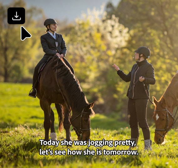 Dwie osoby na koniach w strojach jeździeckich. Trzecia osoba, również w stroju jeździeckim, stoi i rozmawia z pozostałymi jeźdźcami. Napisy na ekranie mówią: „Dziś ładnie kłusowała, zobaczymy, jak poradzi sobie jutro”.