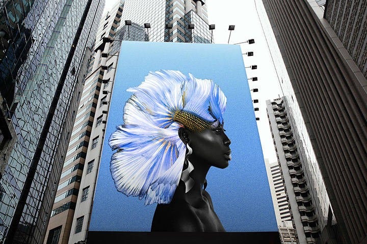 Composición fotográfica final añadida al cartel publicitario de un gran edificio de la ciudad, Picture