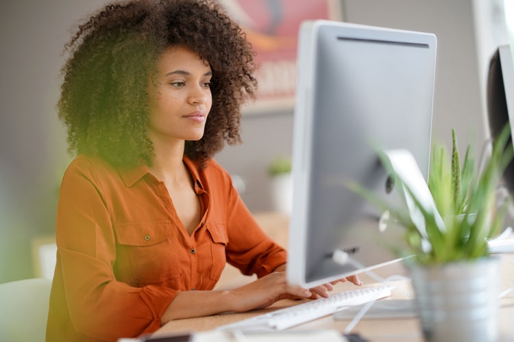 Uma mulher num escritório converte uma apresentação do Keynote em PDF.