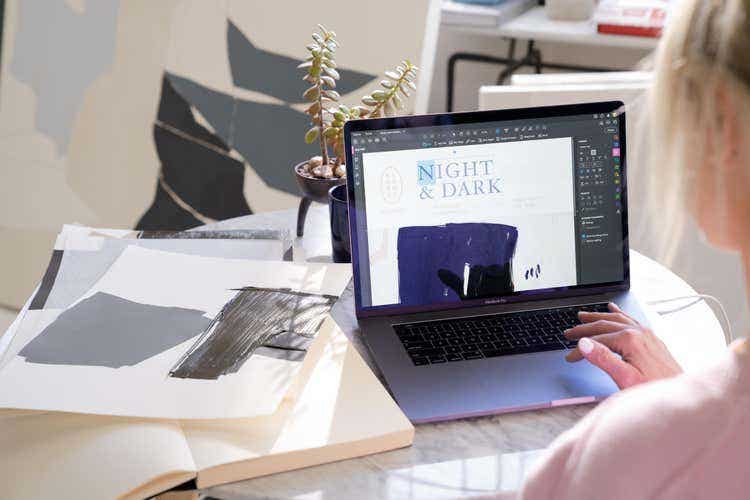 Uma artista num atelier a converter um PDF num documento do Google Docs.