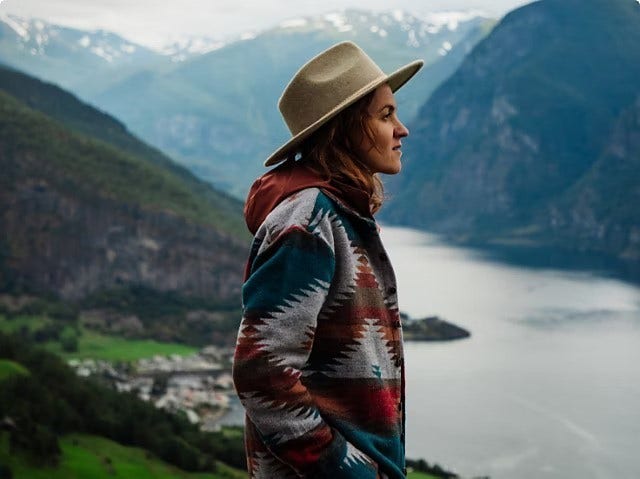 Uma pessoa caminhando com vista para um lago