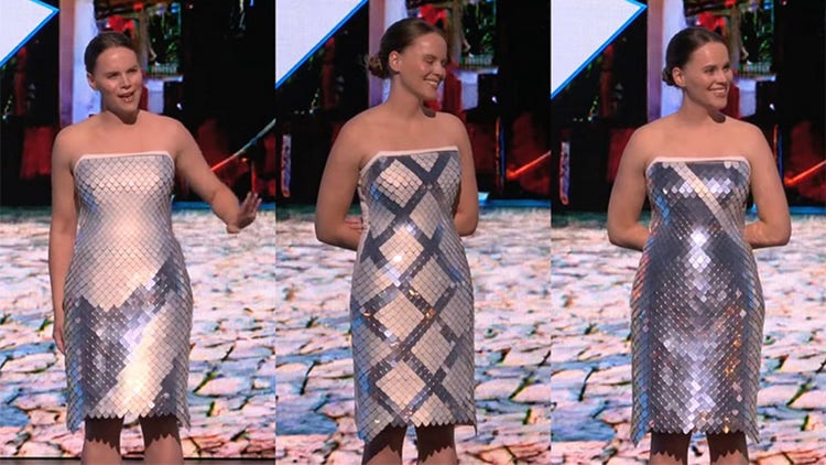 Vestido interativo criado com base em um conceito de design de moda gerado por IA usando o Adobe Firefly