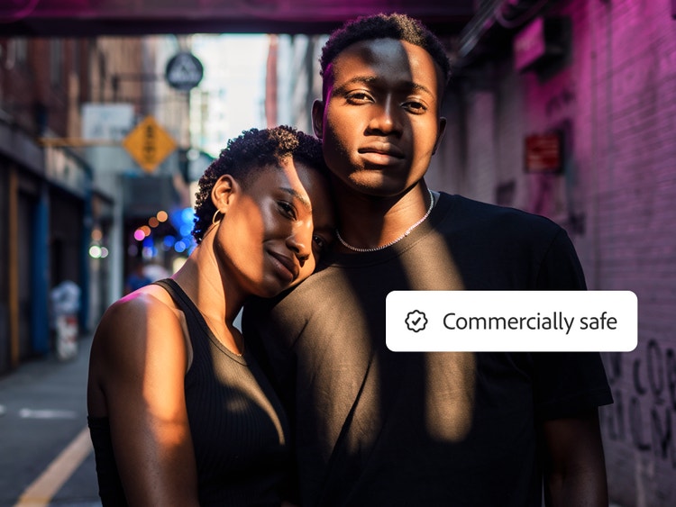 Casal gerado por IA junto em pé com iluminação de alto contraste e a rua de uma cidade ao fundo, com a tag “Comercialmente seguro”.