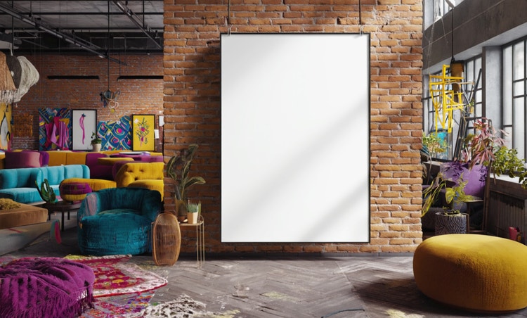 Foto gerada por IA de um pôster em branco em uma parede de tijolos em um loft decorado de forma eclética e colorida.