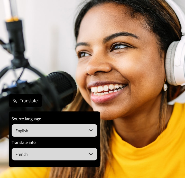 Uma mulher sorridente usando camiseta amarela e fones de ouvido em frente a um microfone com a sobreposição da ferramenta de tradução por IA para traduzir do espanhol.