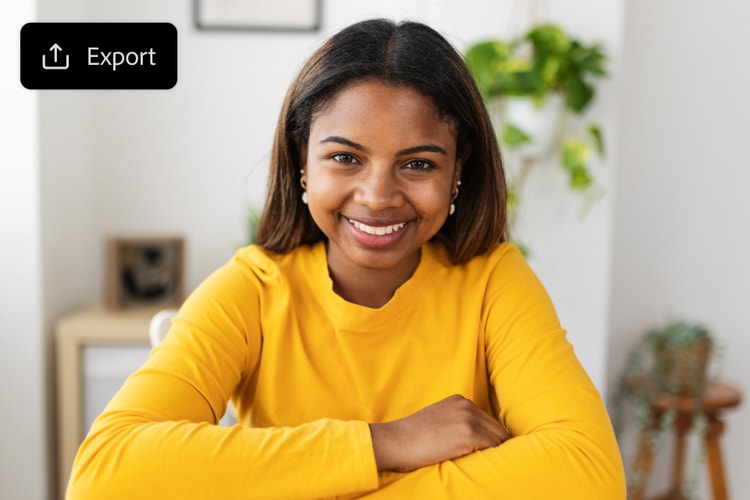 Uma mulher usando camiseta amarela com a sobreposição da interface de usuário de exportação da ferramenta de tradução de áudio por IA