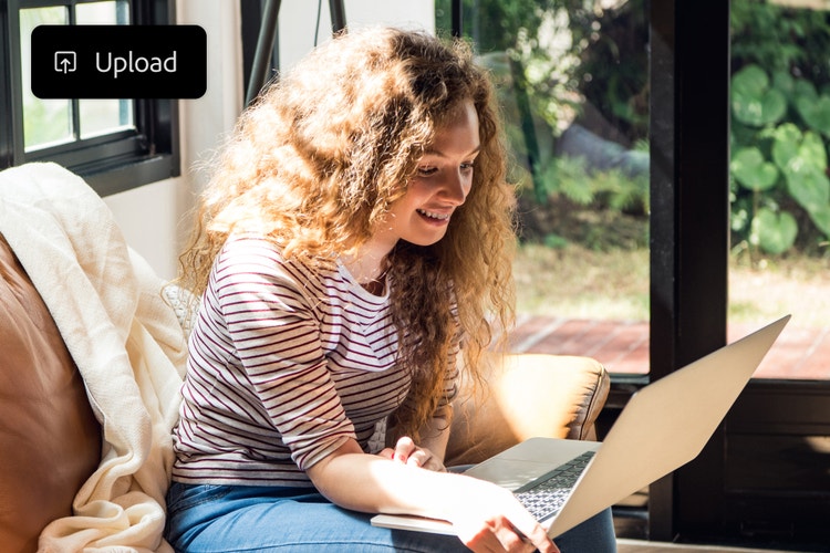 Uma mulher usando um notebook para fazer upload de um arquivo de áudio na ferramenta de tradução por IA