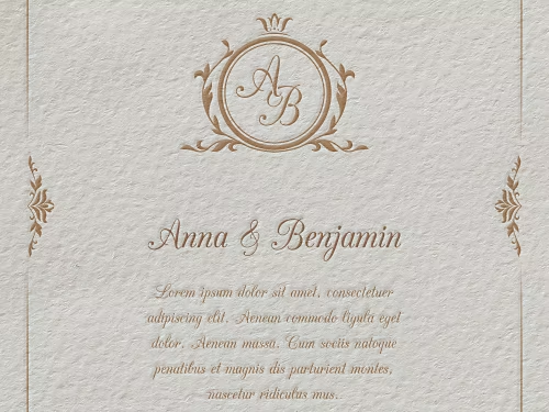 Um convite de casamento com uma textura de papel branco com relevo.