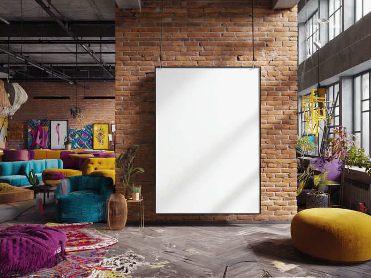 Foto gerada por IA de um pôster em branco em uma parede de tijolos em um loft decorado de forma eclética e colorida.